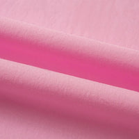 Gros plan sur le pliage du Tissu linon de coton tissé au mètre de Longan Craft France, révélant sa texture lisse et douce et ses couches nettes, idéales pour une doublure coton haute douceur au mètre de qualité.