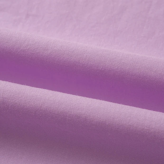 Gros plan sur le Tissu linon de coton tissé au mètre de Longan Craft France, qui présente une texture lisse et légère et un drapé doux - idéal comme doublure coton haute douceur pour les projets de couture.