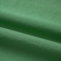 Gros plan sur le Tissu linon de coton tissé au mètre de Longan Craft France, montrant sa texture multicolore et ses plis de coton doux avec des ombres et des lumières sur la surface.
