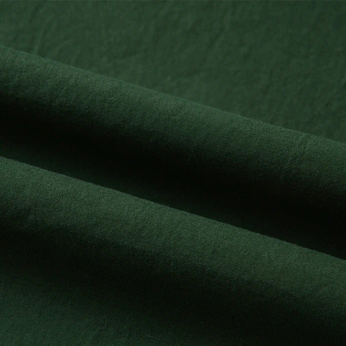 Gros plan sur le Tissu linon de coton tissé au mètre de Longan Craft France, qui présente une texture lisse avec des plis doux et des ombres légères. Ce coton linon multicolore, doublure coton haute douceur, est idéal pour des projets de couture polyvalents.