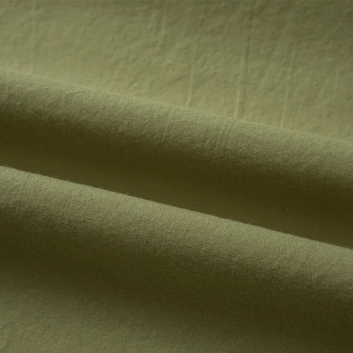 Gros plan sur le Tissu linon de coton tissé au mètre, un linon de coton multicolore léger et finement tissé de Longan Craft France, qui présente une texture lisse et mate et des plis souples - idéal comme doublure coton haute douceur pour les projets créatifs.