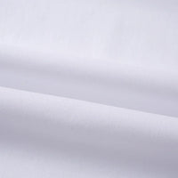 Gros plan sur le Tissu linon de coton tissé au mètre, lisse et blanc, de Longan Craft France, montrant des plis doux et des ombres légères qui mettent en valeur la texture fine et la qualité du tissage de ce Doublure coton haute douceur.