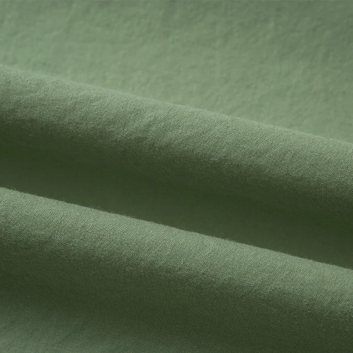 Gros plan sur le Tissu linon de coton tissé au mètre de Longan Craft France, qui présente une surface douce, légèrement texturée et des plis délicats. Cette doublure coton haute douceur est idéale pour divers projets de couture.