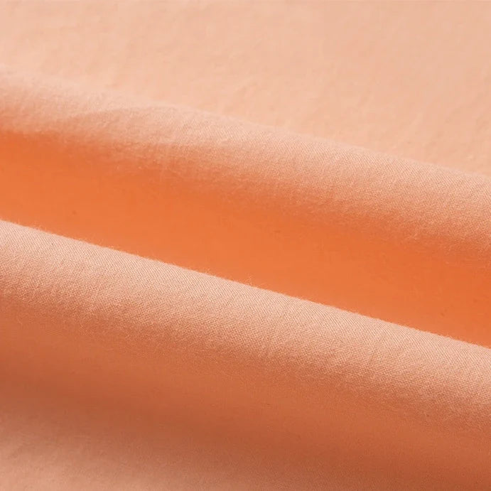 Gros plan sur Doublure coton haute douceur de Longan Craft France : light peach Tissu linon de coton tissé au mètre avec une texture lisse et délicate et des plis subtils - idéal pour ceux qui recherchent un linon de coton multicolore pour des projets raffinés.