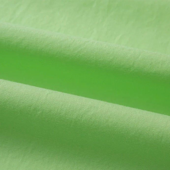 Gros plan sur le Tissu linon de coton tissé au mètre de Longan Craft France, composé de coton linon multicolore à la texture lisse et aux plis diagonaux doux, parfait comme doublure de coton haute douceur.