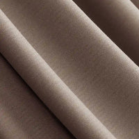 Gros plan sur le Jersey modal uni au mètre, lisse et brun, de Longan Craft France, montrant un subtil tissage en diagonale. Ce tissu coton-modal est doux, respirant et parfait pour les vêtements de nuit. L'ombre et la lumière mettent en valeur sa texture homogène.