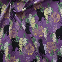 Le Tissu popeline coton imprimé floral chat de Longan Craft France présente des motifs de chats ludiques avec des fleurs colorées sur un fond violet - idéal pour le bricolage, le patchwork, les peignoirs, les chemises, ou la décoration intérieure.