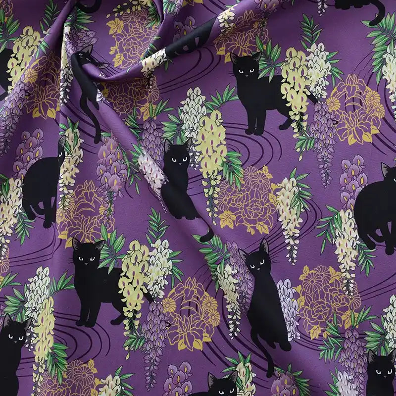 Le Tissu popeline coton imprimé floral chat de Longan Craft France présente des motifs de chats ludiques avec des fleurs colorées sur un fond violet - idéal pour le bricolage, le patchwork, les peignoirs, les chemises, ou la décoration intérieure.
