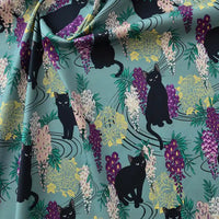 Longan Craft France Tissu popeline coton imprimé floral chat au mètre : tissu stretch orné de chats noirs et fleurs colorées sur fond teal, idéal pour DIY, patchwork, décoration intérieure, robes et chemises.