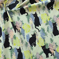 Longan Craft France Tissu popeline coton imprimé floral chat : tissu au mètre avec motifs de chats noirs et fleurs pastel sur fond vert clair, parfait pour DIY, patchwork, robes, chemises ou décoration intérieure.
