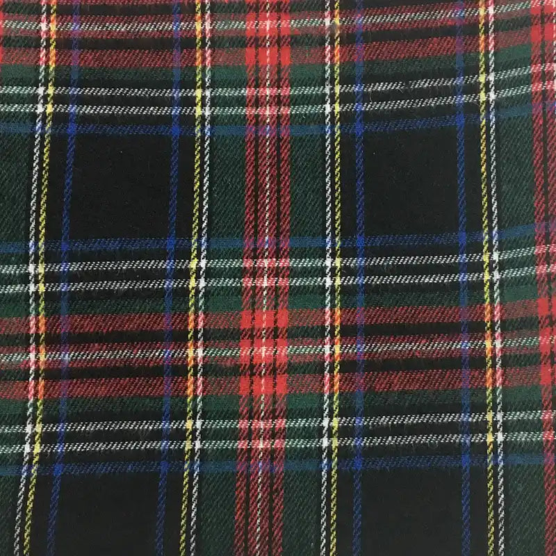 Gros plan sur le Tissu flanelle à carreaux de Noël de Longon Craft France : un tissu à carreaux en polyester et coton dans les tons festifs rouge, vert, bleu, jaune et blanc, idéal pour les peignoirs, les chemises, les projets de couture et l'artisanat de Noël.