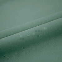 Gros plan sur le Tissu jean coloré 7,5 oz au mètre de Longan Craft France, un denim 100% coton sergé multicolore pour les jeans colorés, présentant un tissu vert clair avec une texture subtile de côtes diagonales et un fin détail de tissage.