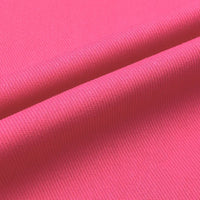 Gros plan sur le Tissu jean coloré 7,5 oz au mètre de Longan Craft France, un denim 100% coton sergé avec des plis diagonaux visibles, mettant en valeur la texture et le tissage - parfait pour des jeans colorés ou des projets décoratifs.