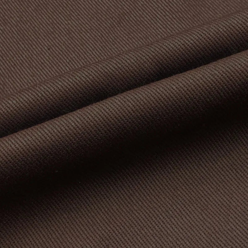 Gros plan sur le Tissu jean coloré 7,5 oz au mètre de Longan Craft France : denim sergé multicolore 100% coton avec un motif côtelé diagonal et un bord plié - parfait pour les jeans, les vêtements et la décoration.