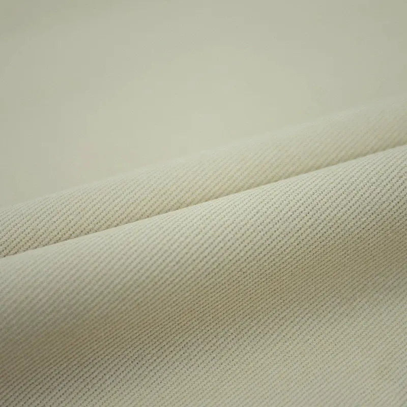 Gros plan sur le Tissu jean coloré 7,5 oz au mètre de Longan Craft France, un denim sergé multicolore 100% coton de haute qualité avec une fine trame diagonale - idéal pour les jeans, les vêtements et la décoration.