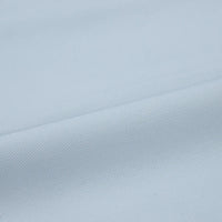 Gros plan sur le Tissu jean coloré 7,5 oz au mètre de Longan Craft France : denim sergé multicolore 100% coton de haute qualité avec un tissage diagonal subtil, une texture fine et une surface lisse - parfait pour les vêtements et la décoration.