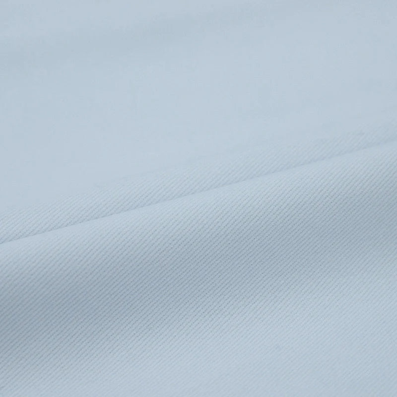Gros plan sur le Tissu jean coloré 7,5 oz au mètre de Longan Craft France : denim sergé multicolore 100% coton de haute qualité avec un tissage diagonal subtil, une texture fine et une surface lisse - parfait pour les vêtements et la décoration.