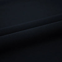 Gros plan sur le pliage du Tissu jean coloré 7,5 oz au mètre de Longan Craft France, un denim 100 % coton sergé multicolore de haute qualité dont la surface lisse et légèrement texturée met en valeur le tissage et l'épaisseur du tissu.