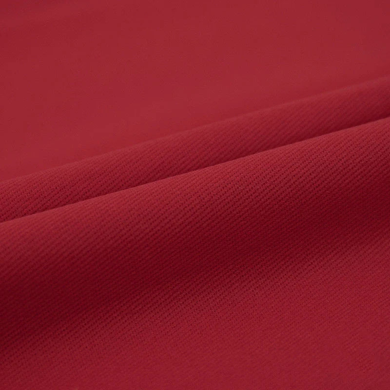 Gros plan sur le Tissu jean coloré 7,5 oz au mètre-denim sergé multicolore 100% coton de Longan Craft France, qui présente une texture lisse et un tissage fin en rouge, idéal pour les jeans, les vêtements et la décoration.