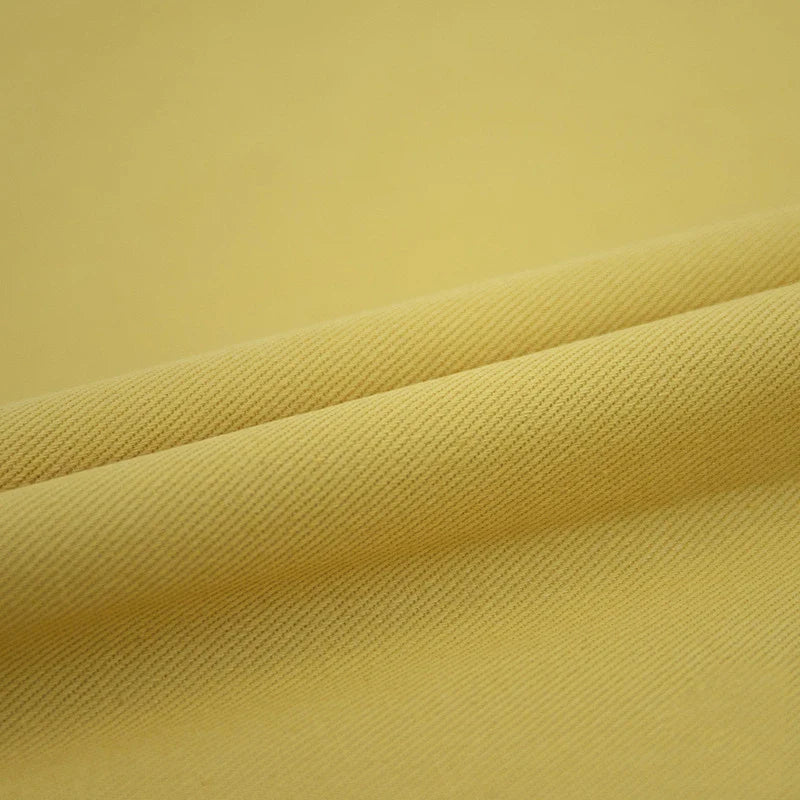 Gros plan sur le Tissu jean coloré 7,5 oz de Longan Craft France, un denim multicolore 100% coton avec un tissage sergé diagonal et deux plis souples, idéal pour les jeans colorés et la décoration.