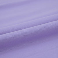 Gros plan sur le Tissu jean coloré 7,5 oz au mètre de Longan Craft France : denim 100% coton sergé multicolore avec une surface lisse et une texture nervurée en diagonale, idéal pour les vêtements et la décoration, avec des plis élégants et des ombres douces.