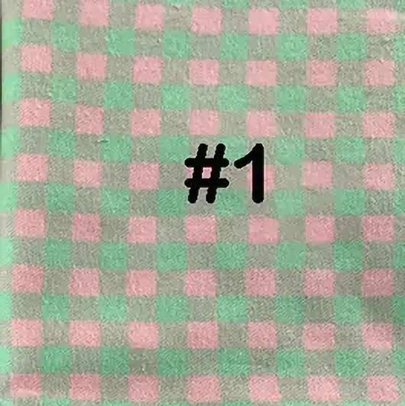Cette flanelle de coton écossais colorée de Longon Craft France présente un motif à carreaux roses et verts avec "#1" en noir au centre. Parfait pour les manteaux, les chemises, les travaux manuels et les tissus d'ameublement. 100% coton, vendu au mètre - idéal pour les projets d'automne.