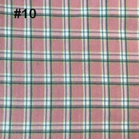 Une flanelle de coton à carreaux rose de Longon Craft France, avec des lignes blanches, noires et vertes et "#10" en noir en haut à gauche. Idéale pour l'automne : manteaux, chemises, pyjamas ou tapisserie. 100% coton, vendu au mètre.