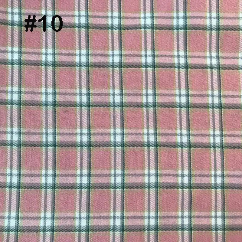 Une flanelle de coton à carreaux rose de Longon Craft France, avec des lignes blanches, noires et vertes et "#10" en noir en haut à gauche. Idéale pour l'automne : manteaux, chemises, pyjamas ou tapisserie. 100% coton, vendu au mètre.