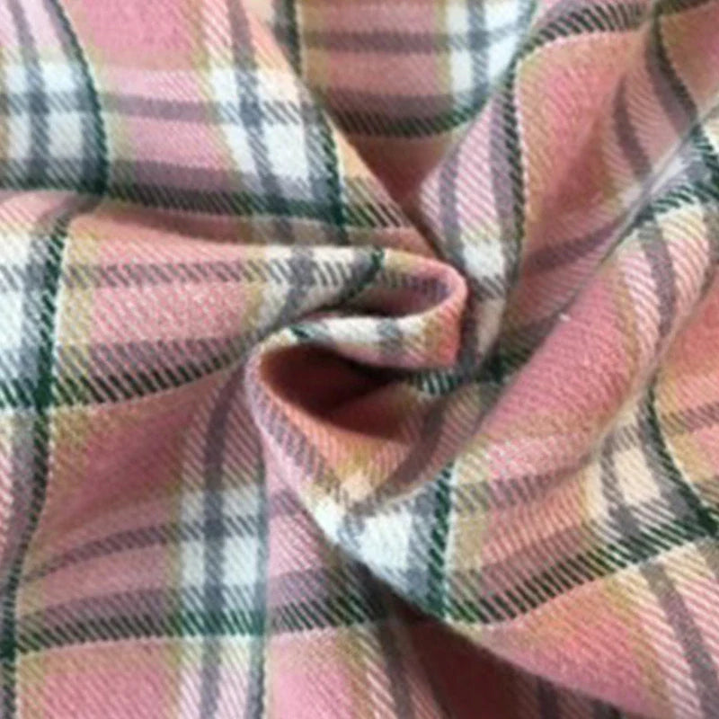 Un gros plan de la Flanelle de coton à carreaux colorés (Longon Craft France) montre un plaid doux 100 % coton en rose, blanc et jaune avec des lignes noires - légèrement froissé et idéal pour les manteaux, les chemises, la couture et la tapisserie.
