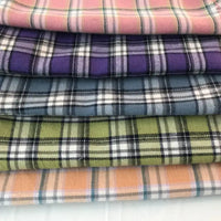 Cinq pièces pliées de flanelle de coton à carreaux colorés de Longon Craft France - tissu 100 % coton, parfait pour les manteaux d'automne, les chemises, la couture, la tapisserie ou votre prochain projet de couture douillet.