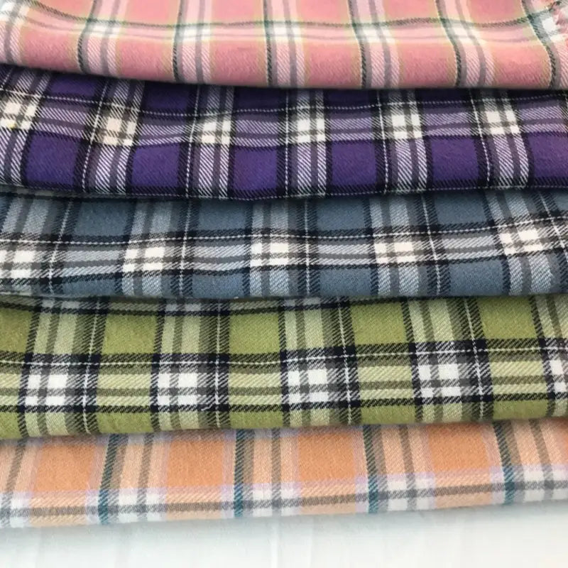 Cinq pièces pliées de flanelle de coton à carreaux colorés de Longon Craft France - tissu 100 % coton, parfait pour les manteaux d'automne, les chemises, la couture, la tapisserie ou votre prochain projet de couture douillet.