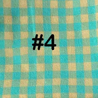 Un plaid à carreaux bleus et beiges, semblable aux tissus de pyjama classiques, comporte un "#4" noir audacieux en son centre. Produit : Flanelle de coton à carreaux colorés au mètre par Longon Craft France - Flanelle 100 % coton pour manteaux, chemises et autres.