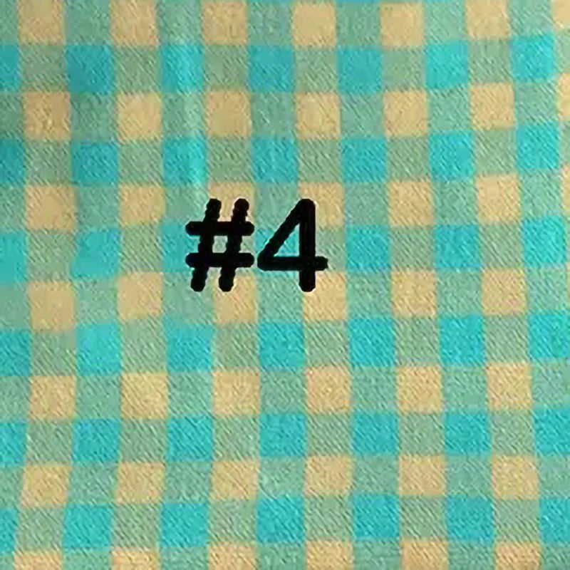 Un plaid à carreaux bleus et beiges, semblable aux tissus de pyjama classiques, comporte un "#4" noir audacieux en son centre. Produit : Flanelle de coton à carreaux colorés au mètre par Longon Craft France - Flanelle 100 % coton pour manteaux, chemises et autres.