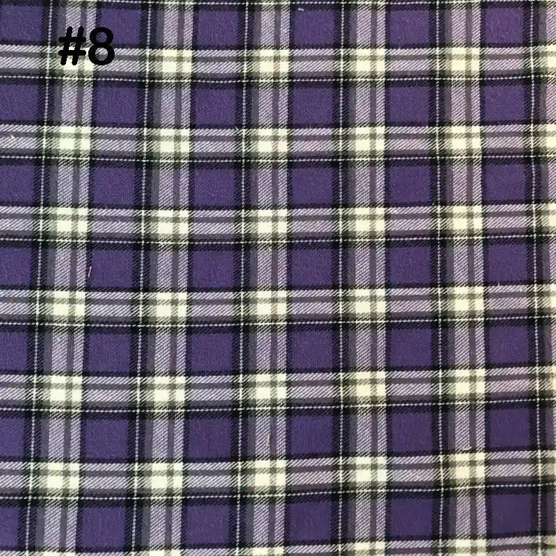 Flanelle de coton à carreaux colorés par Longon Craft France (#8). Tissu 100 % coton idéal pour manteaux, chemises, pyjamas et couture d'automne. Motif à lignes blanches et noires sur fond violet. Vendu au mètre.