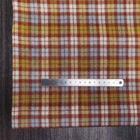 Le tissu en flanelle à carreaux colorés Longon Craft France, ultra-douillet pour l'automne, est présenté ici avec une règle métallique de 15 cm posée sur la matière polyester-coton confortable.