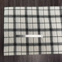 A mètre of Tissu en flanelle à carreaux colorés by Longon Craft France, une flanelle polyester-coton ultra-douillette idéale pour l'automne, est présenté avec une règle de 20 cm sur un fond en bois.