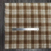 Une règle en métal est posée sur Tissu en flanelle à carreaux colorés de Longon Craft France, mesurant 18 cm pour montrer l'échelle de ce tissu d'ameublement en polyester-coton, une matière ultra-douce parfaite pour l'automne.