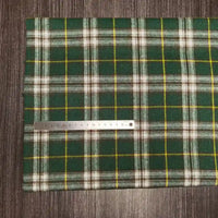 Le Tissu en flanelle à carreaux colorés au mètre de Longon Craft France, une flanelle polyester-coton ultra-douillette, est étalé sur du bois sombre. Une règle métallique indique environ 20 cm de tissu.