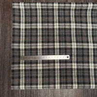 A tissu en flanelle à carreaux colorés Longon Craft France est posé sur une surface en bois foncé, avec une règle métallique graduée de 0 à 16 cm pour indiquer la taille du tissu ultra-douillet, idéal pour l'automne.