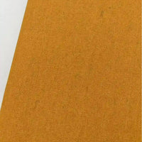 Gros plan sur le tissu jean tissé coloré au mètre (denim sergé teint 6,5 oz en coton) de Longan Craft France, présenté en diagonale avec un bord blanc-idéal pour une décoration intérieure élégante.