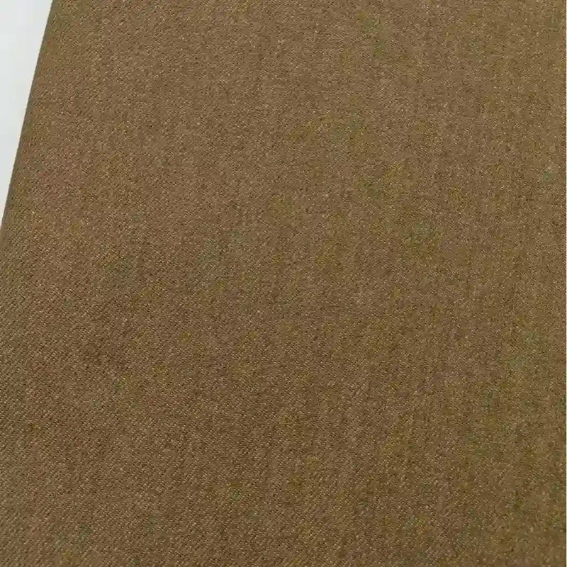 Un gros plan du Tissu jean tissé coloré au mètre de Longan Craft France montre son tissage sergé fin et diagonal dans un denim de coton de 6,5 oz - parfait pour une décoration intérieure élégante ou la confection de jeans.