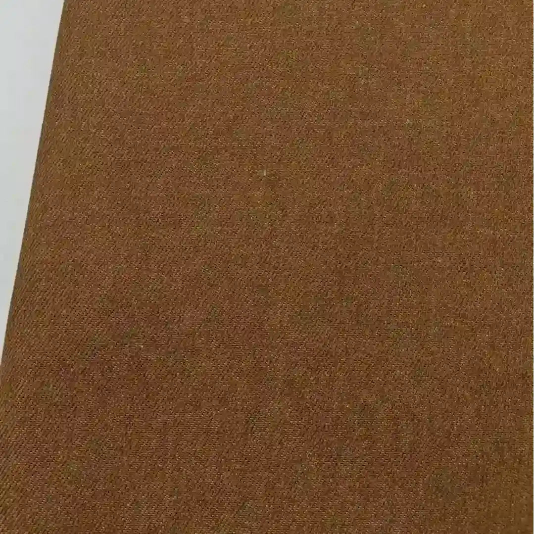 Un gros plan du Tissu jean tissé coloré au mètre de Longan Craft France montre son denim de coton sergé 6,5 oz, lisse et subtilement tissé, idéal pour la décoration intérieure et la confection de jeans.