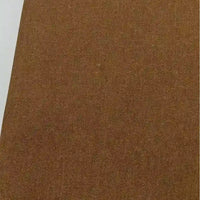 Un gros plan du Tissu jean tissé coloré au mètre de Longan Craft France montre son denim de coton sergé 6,5 oz, lisse et subtilement tissé, idéal pour la décoration intérieure et la confection de jeans.