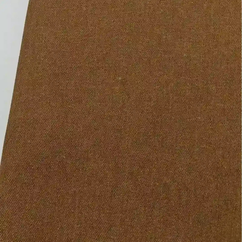 Un gros plan du Tissu jean tissé coloré au mètre de Longan Craft France montre son denim de coton sergé 6,5 oz, lisse et subtilement tissé, idéal pour la décoration intérieure et la confection de jeans.