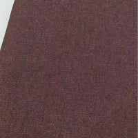Un gros plan du tissu jean tissé coloré au mètre de Longan Craft France, un denim sergé teint 6,5 oz en coton, montre son motif subtil-idéal pour décoration intérieure ou confection de jeans.