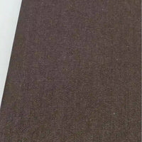 Gros plan sur le Tissu jean tissé coloré au mètre de Longan Craft France, un denim de coton de qualité supérieure de 6,5 oz sergé pour les jeans, montrant sa surface texturée brune avec un bord blanc sur la gauche.