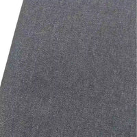 Un gros plan du Tissu jean tissé coloré au mètre de Longan Craft France montre le denim gris de 6,5 oz sergé coton avec une armure diagonale. Encadré de biais, ce tissu de haute qualité est parfait pour la décoration intérieure, sans coutures ni étiquettes visibles.