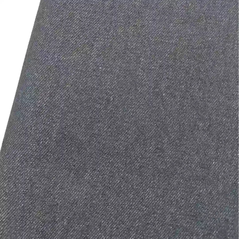 Un gros plan du Tissu jean tissé coloré au mètre de Longan Craft France montre le denim gris de 6,5 oz sergé coton avec une armure diagonale. Encadré de biais, ce tissu de haute qualité est parfait pour la décoration intérieure, sans coutures ni étiquettes visibles.