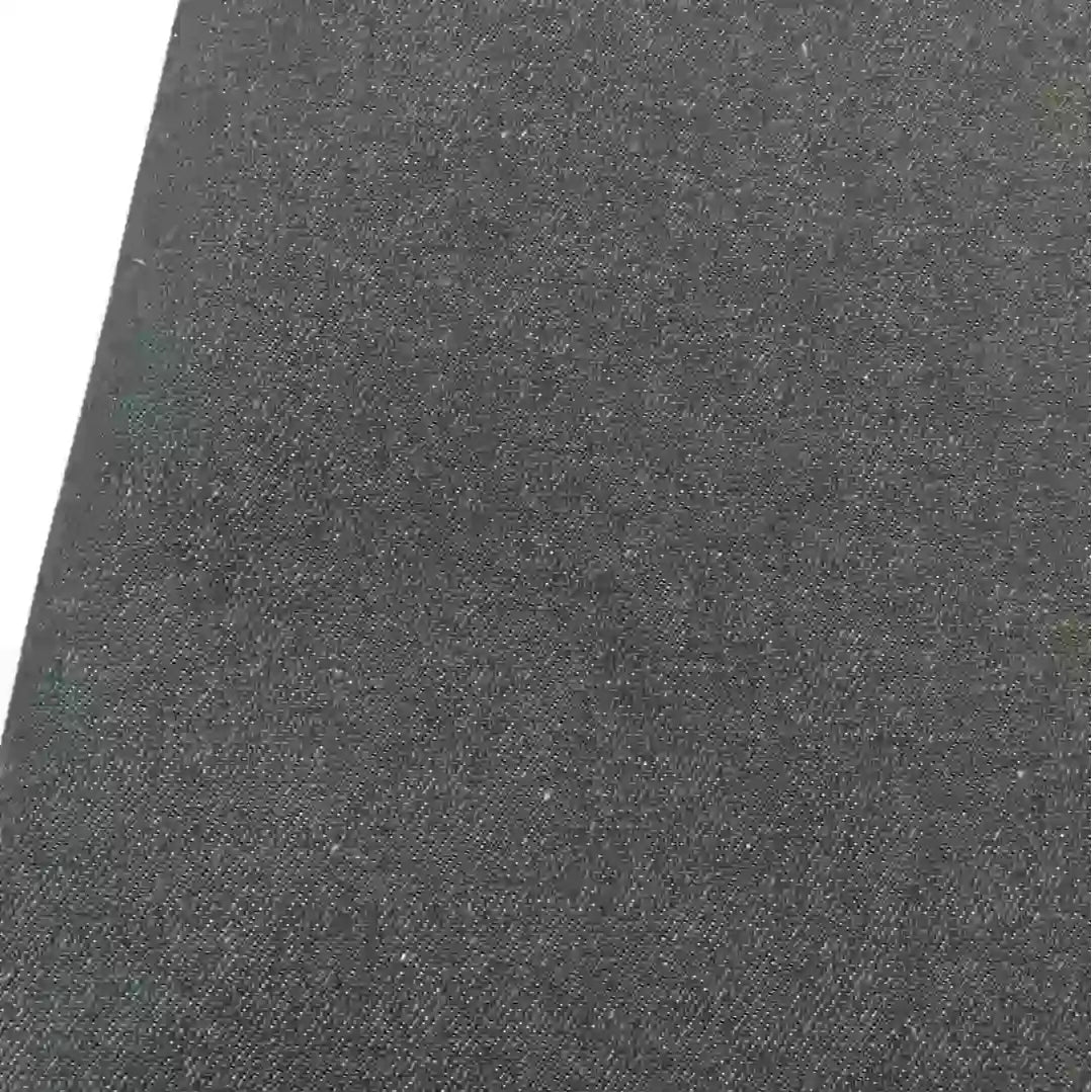 Un gros plan du Tissu jean tissé coloré au mètre par Longan Craft France-denim sergé teint 6,5 oz en coton, idéal pour une décoration intérieure de luxe ou tout projet nécessitant un style haut de gamme et une matière durable pour jeans.
