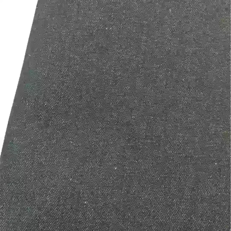Un gros plan du Tissu jean tissé coloré au mètre par Longan Craft France-denim sergé teint 6,5 oz en coton, idéal pour une décoration intérieure de luxe ou tout projet nécessitant un style haut de gamme et une matière durable pour jeans.
